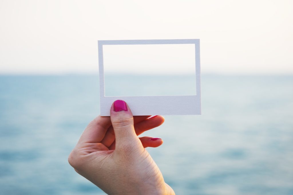 Rahmen eines Fotos gefüllt durch das Meer im Hintergrund