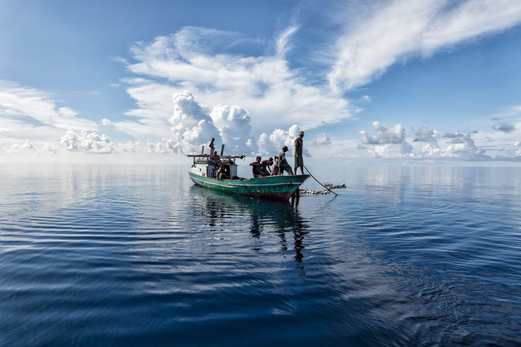 Menschen in einem Boot auf dem Wasser
